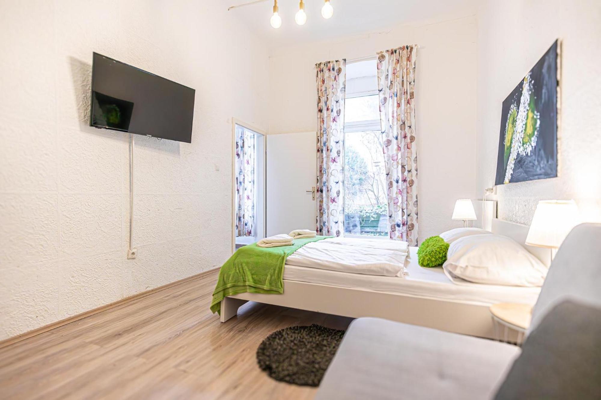 Simple Apt W Full Kitchen Wiener Stadthalle Exterior photo