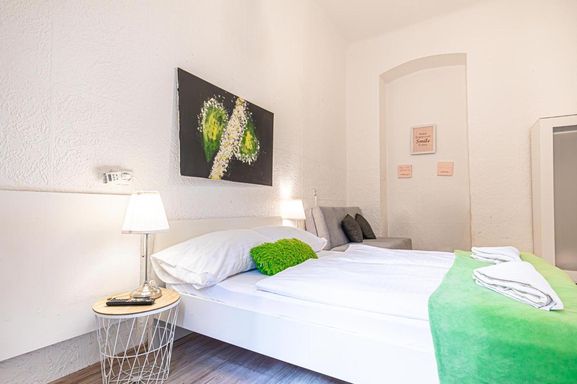Simple Apt W Full Kitchen Wiener Stadthalle Exterior photo