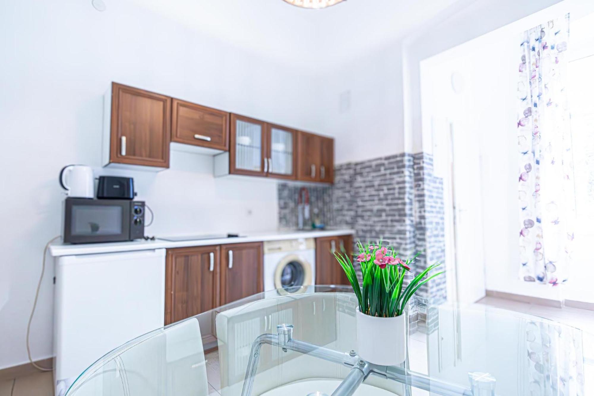 Simple Apt W Full Kitchen Wiener Stadthalle Exterior photo