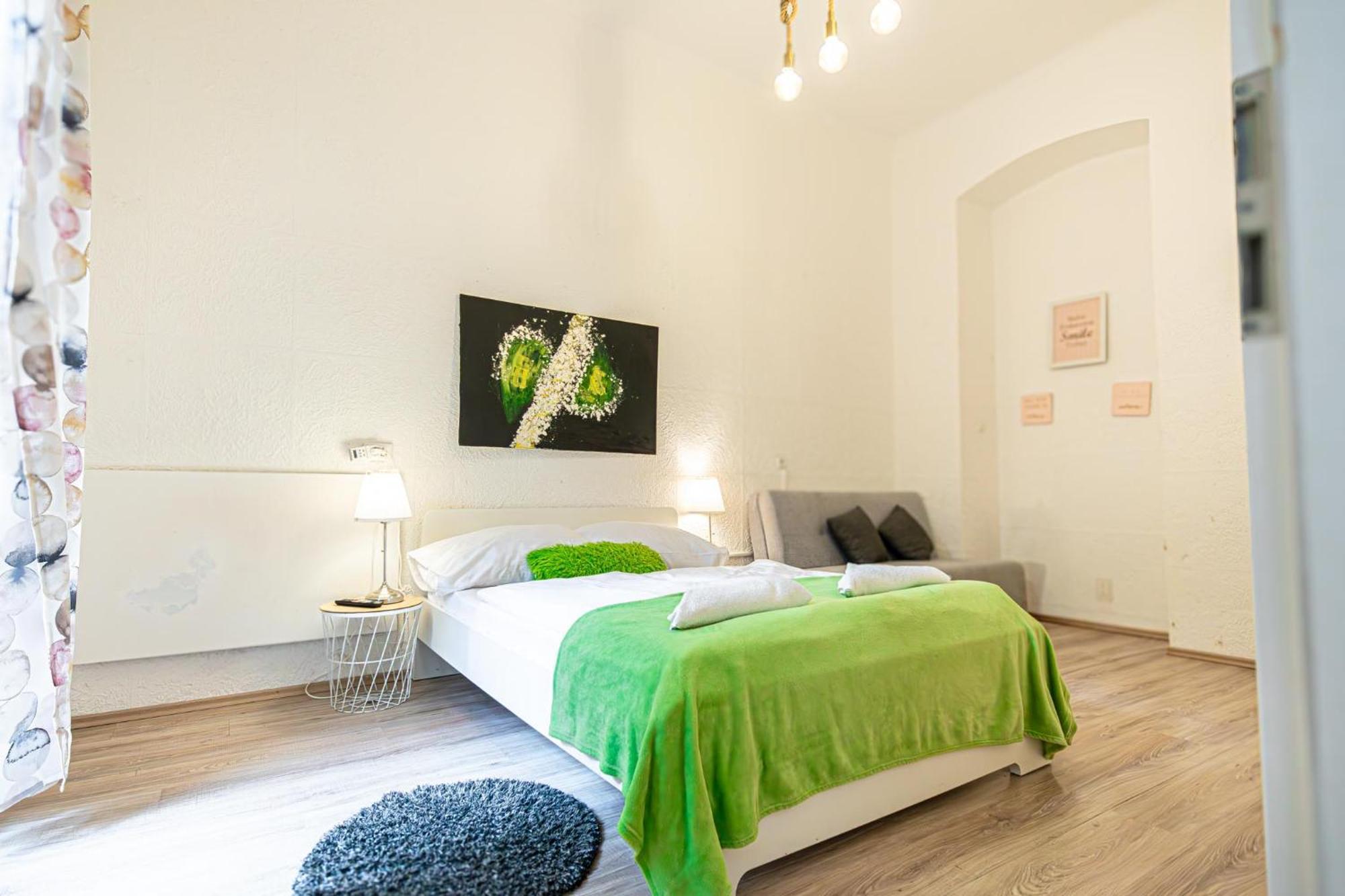 Simple Apt W Full Kitchen Wiener Stadthalle Exterior photo